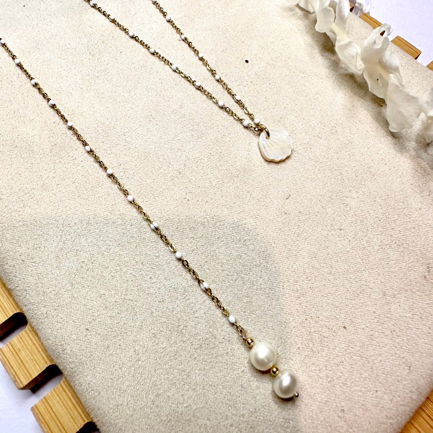 Collier de dos Akila