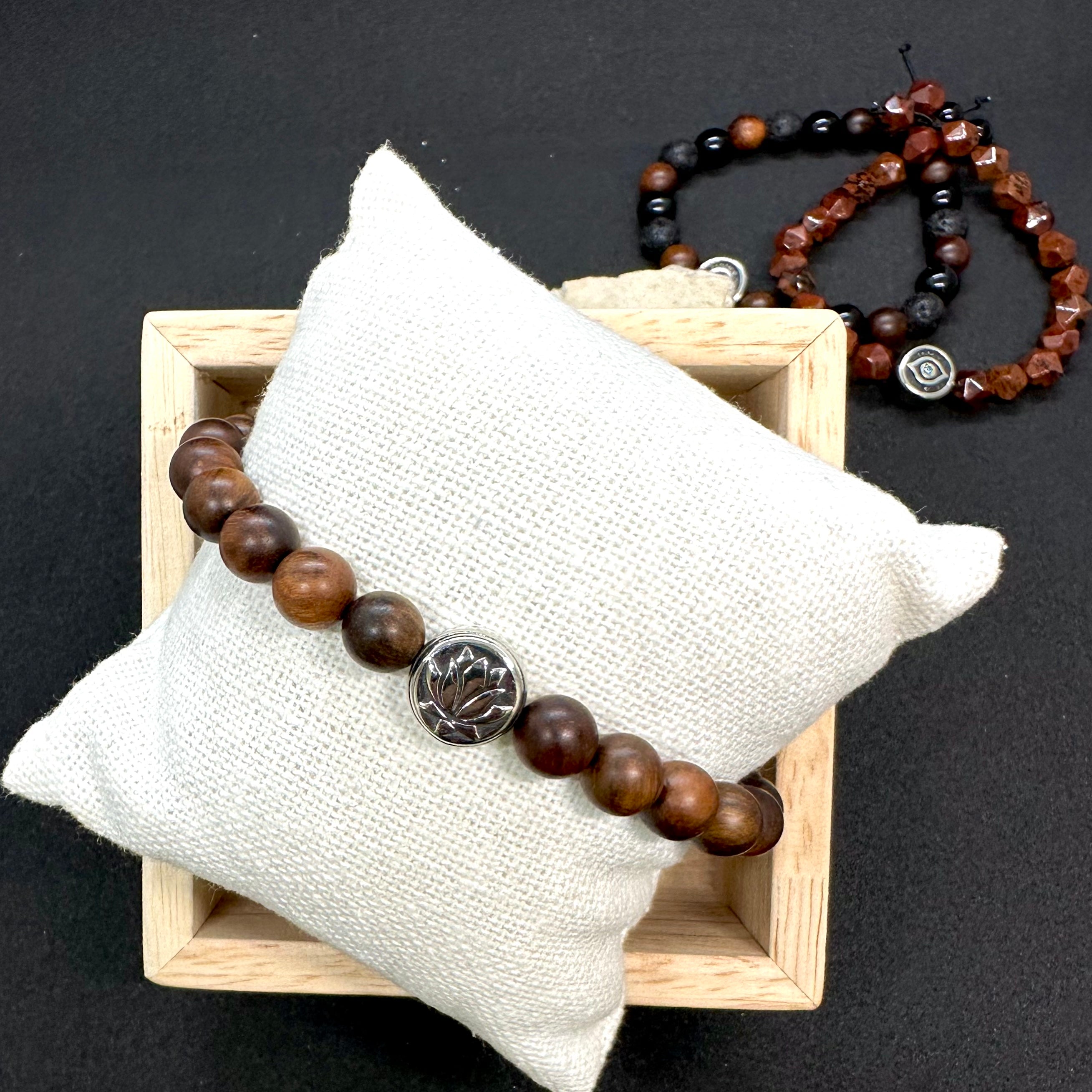 Bracelet en perles de bois de Padouk, pièce centrale en acier inoxydable